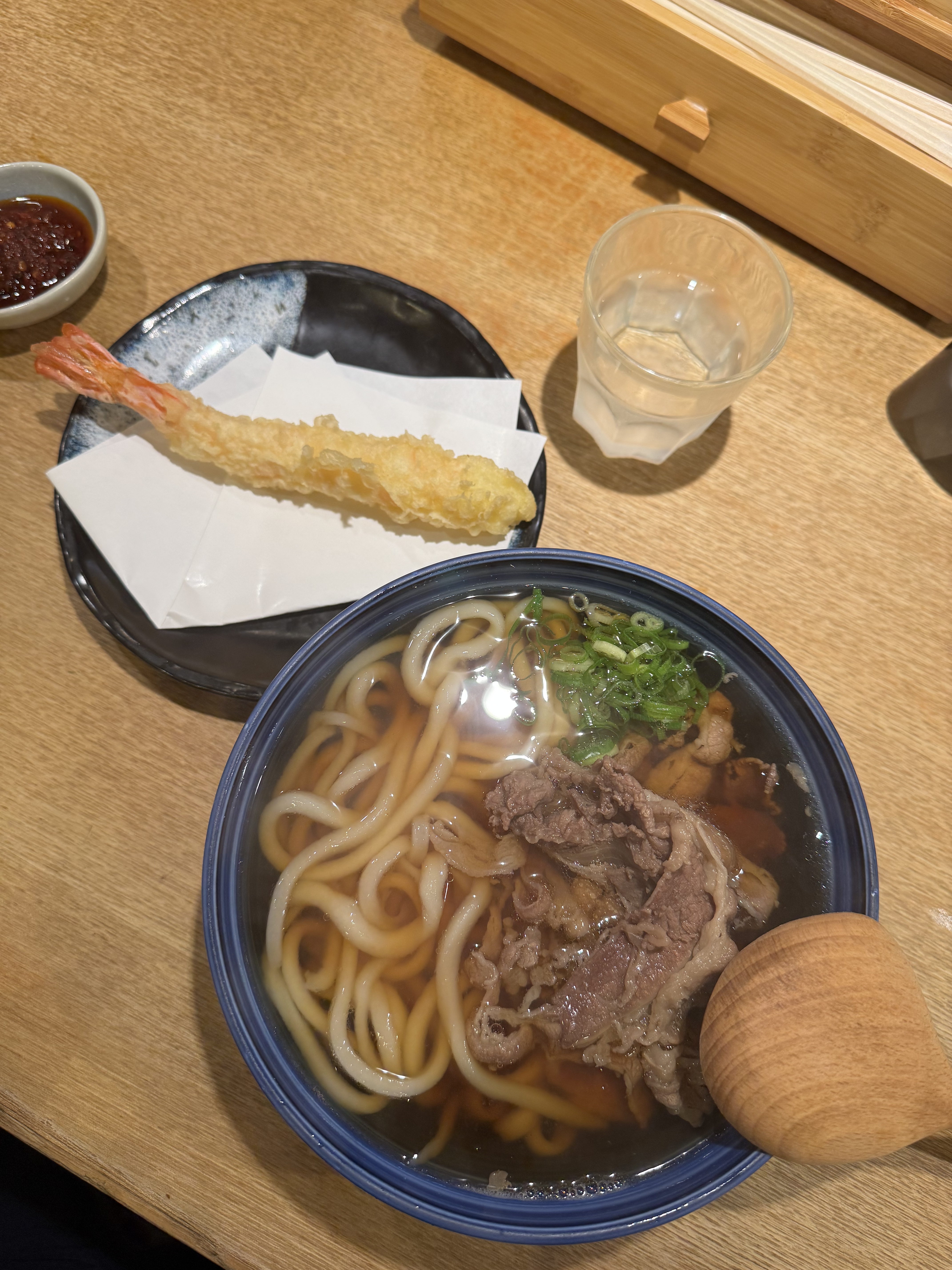 Udon Nudelsuppe mit Rindfleisch, dazu frittierte Garnele