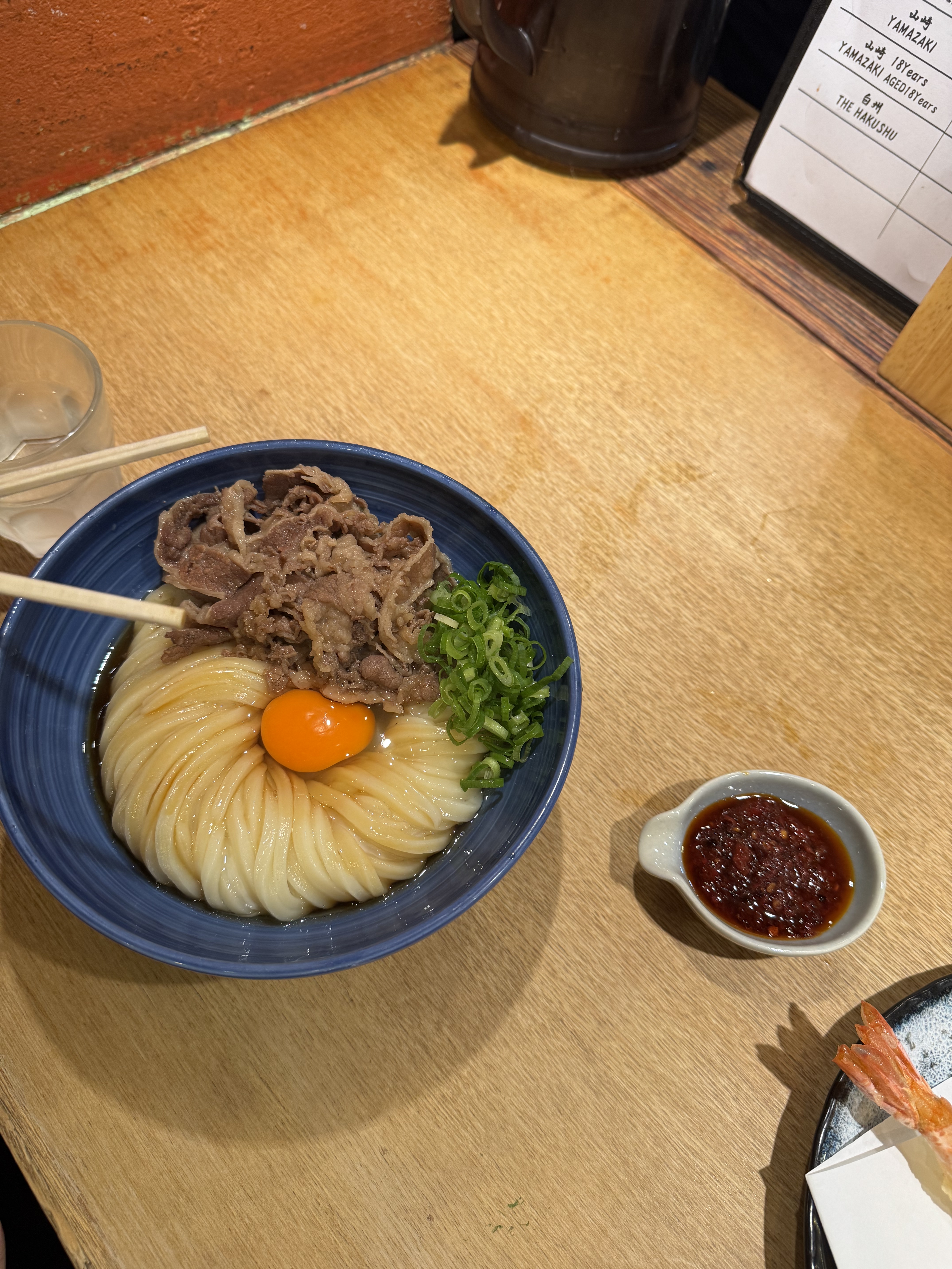Udon Nudelsuppe mit Ei und Rindfleisch